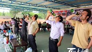 Çin'in Uygurlara zorla içki içirme resimleri ile ilgili görsel sonucu