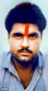 &#39;Fishy&#39; development: Sarabjit Singh will (left) will be granted his freedom, but Surjeet Singh (right) will remain on death row in Pakistan. - article-2165624-13D1A331000005DC-303_224x423