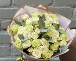 Изображение: Букет из белых роз и других цветов