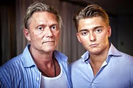 Her er han sammen med sin far Kim Holmgaard Christensen, der blev skilt fra Oddset-Janni for syv år siden. (Foto: Camilla Rønde) Se stort billede - 4682965-