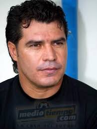 El Licenciado Gerardo Gallegos Cázares, Presidente del Club Tiburones Rojos de Veracruz, presentó este viernes a Juan Carlos Chávez Zárate como el nuevo ... - juan-carlos-chavez-es-el-nuevo-dt-de-veracruz