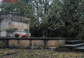 Znalezione obrazy dla zapytania zdjęcia grobów Bieruta i Kuklińskiego na Powązkach