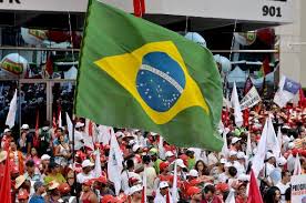 Resultado de imagem para fotos de manifestações no brasil dilma petrobras