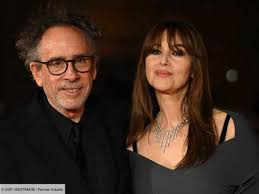 Monica Bellucci et Tim Burton, main dans la main : le couple s’affiche pour la première fois