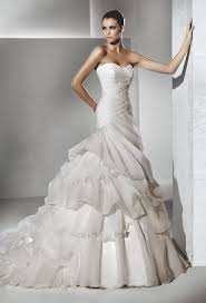 gaun pengantin putih ekor berumpak