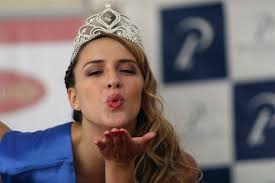 En medio del piscinazo de la actual reina de Viña 2012, Valeria Ortega, la modelo española Nydian Fabregat casi lo arruina. - 9DB95B8EFFAFD17E2C48EC72BE2EDF