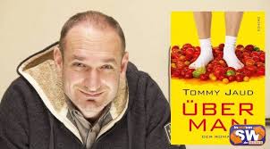 Der einstige “Vollidiot” und “Millionär” wird zum “Überman”: Der neue Roman von Bestseller-Autor Tommy Jaud ist wieder ein echter Kracher - Tommy-Jaud-neu-netz-3