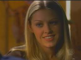 Sara Downing played Courtney Banks, alien waitress at the Crashdown on Roswell. She is really, I mean really.. HOT! =Þ - SaraDowning
