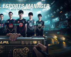 esports manager working with a team of players