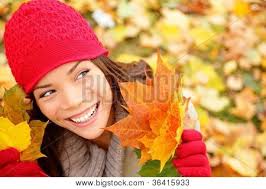 Cai mulher olhando espaço cópia segurando folhas de outono sorrindo, feliz e alegre. Linda. Criar um lightbox - 36415933