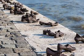 Risultati immagini per budapest monumento alle scarpe