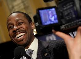 Former Michigan wide receiver Desmond Howard flashes his signature smile after a news conference for the 2010 National Football Foundation and College Hall ... - College_Hall_DesmondHoward-thumb-590x429-63633