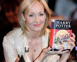 Joanne „Jo” Kathleen Rowling zaiste miała oba te atuty. Choć może genialny pomysł na spektakularną książkę wymyślony w wagonie kolejowym, pierwsze nieudane ... - j.k.rowling