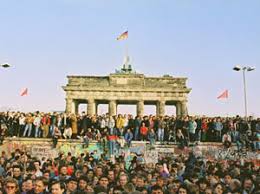 chuyen - Nước Đức, 25 năm sau ngày bức tường Berlin sụp đổ Images?q=tbn:ANd9GcSYYokjP90_Ydi1R0MN5fFB4oodOco0A6yotp5GUy275Ixw3GtRPw