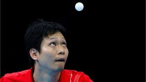 Leung Chu Yan di Hong Kong, China, è in gara contro Timo Boll, Germania, durante il match per la medaglia di bronzo del Team Table Tennis, ... - leung-chu-yan-of-hong-kong-china-competes-against-timo-boll-of-germany