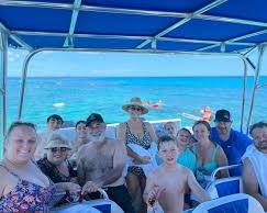 Gambar group of people snorkeling in the Bahamas