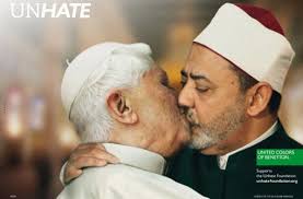 Der Papst küsst Imam Mohamed Ahmed al-Tayeb. Foto: Benetton
