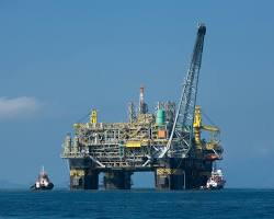 Bildmotiv: Oil platform at sea