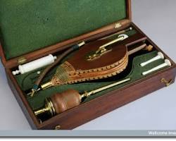 Kit Médical utilisé pour les lavements à la fumée de tabac (années 1750  1810)