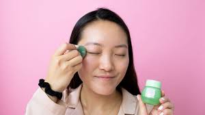 How To Give Yourself a De-Puffing Eye Massage - Glow Recipe
