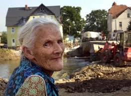 <b>Erika Hauck</b> steht in Flöha vor den Trümmern einer vom Hochwasser zerstörten <b>...</b> - 73763_W606