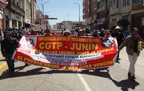 Resultado de imagen para trabajadores de construcción civil en marcha en calles de huancayo