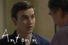 Acteur : Florent Arnoult. Histoire : Antonin est un lycéen qui vient de passer son bac. Antonin va voir Frémont dans sa chambre au Select, car il a entendu ... - antonin_2