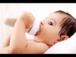 الخطوات التي تساعدك في تعويد طفلك على ترك زجاجة الحليب