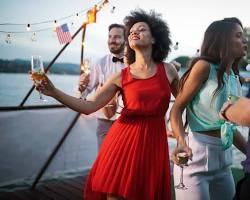 Imagen de Grupo de personas solteras divirtiéndose en un crucero
