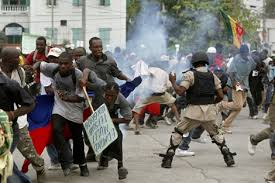 Resultado de imagen para fotos de la quema de centro de votaciones en haiti