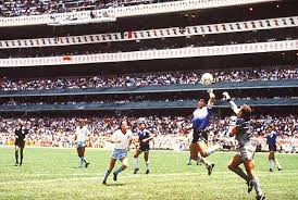 Resultado de imagen para Con la “mano de Dios” de Diego Maradona, la selección argentina de fútbol vence a Inglaterra 2 a 1 en el estadio azteca en el Mundial de México.