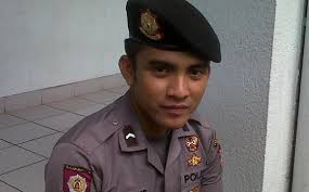 COM, JAKARTA - Saeful Bachrie, polisi ganteng (polteng) itu semakin laris saja diundang ke berbagai acara untuk tampil menyanyi. - Polteng-Saeful-Bachrie-dahsyat