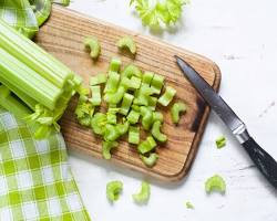 Gambar Chopped celery stalks