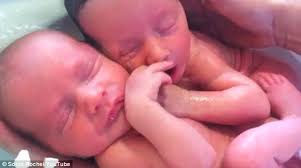 ... vòng tay ôm nhau ngủ ngon lành trong lần tắm rửa đầu tiên khiến người xem vô cùng thích thú. Họ bị thu hút không chỉ về hình ảnh dễ thương của hai bé mà ... - thich-thu-voi-hinh-anh-cap-song-sinh-om-nhau-ngu-luc-tam