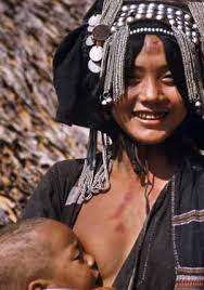 ... i Lao Sung, anch&#39;essi animisti e seminomadi, ma che abitano zone più elevate, fra i 1000 e i 2000 metri. Vi sono poi minoranze tibeto-birmane quali gli ... - laos-mamma-akha
