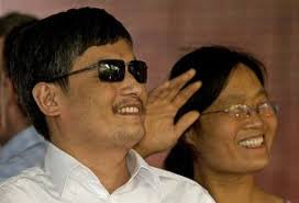 Mẹ và anh cả của luật sư khiếm thị Trần Quang Thành được chính phủ Hoa Kỳ cấp visa vào Mỹ thăm ông. - image