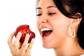 Nutritionistul Monica Grenfell este cea care a inventat dieta cu mere si iti garanteaza ca vei slabi 5 kilograme pe saptamana. Ea spune ca merele are rolul ... - PAN-01198463_girl_eating_an_apple_hi1