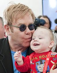 Elton John besa a Lev. | Ap. En 2007, Elton John llamó la atención sobre el problema del sida con un concierto benéfico en Kiev ante unas 200.000 personas, ... - 1252921458_extras_ladillos_1_0