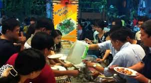 Image result for Hình ảnh nhiều người Việt Nam tranh cướp nhau khi ăn buffet