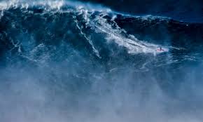 Video: Hier surft ein Brasilianer auf der größten Welle der Welt