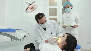 Image result for hình bác sĩ thăm bệnh nhân răng