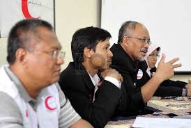 Ketua Umum Bulan Sabit Merah Indonesia (BSMI) Djazuli Ambari (kiri) didampingi Dewan - dewan-pembina-umum-bulan-sabit-merah-indonesia-bsmi-_121122154808-971