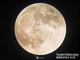 満月“ハンターズムーン”が夜空に浮かぶ 明日明け方には「部分月食」も