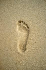 Resultado de imagen de footprints in the sand