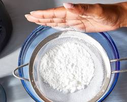 Image of Sifting powdered sugar