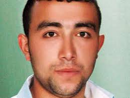 Kavşakta köfte satan 23 yaşındaki Mehmet Işık, bir otomobilden tüfekle ateş açılması sonucu ağır yaralanmış, kaldırıldığı hastanede hayatını kaybetmişti. - mehmet-isik