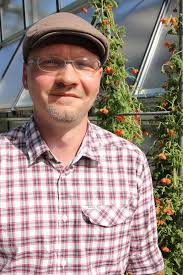 Dr. Maximilian Weigend mit einem Blumennesselgewächs im Botanischen Garten der Universität Bonn. Quelle: (c) Henner Euting/Uni Bonn (idw) - full-9cc6a123848f42b99b1f370bd8a249f1