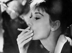 Résultat de recherche d'images pour "fume cigarette audrey hepburn"
