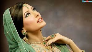 Model/singer Mehwish Hayat shines in performance at Hum Awards - mehwish-hayat-ayesha-khan-600945017