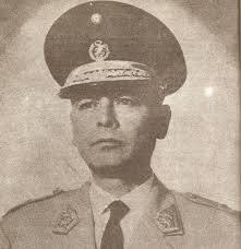 Juan Velasco Alvarado a comienzos de los cincuentas, director de la Escuela Militar de Chorrillos. Formado en los Estados Unidos, en la Escuela de las ... - velasco5053